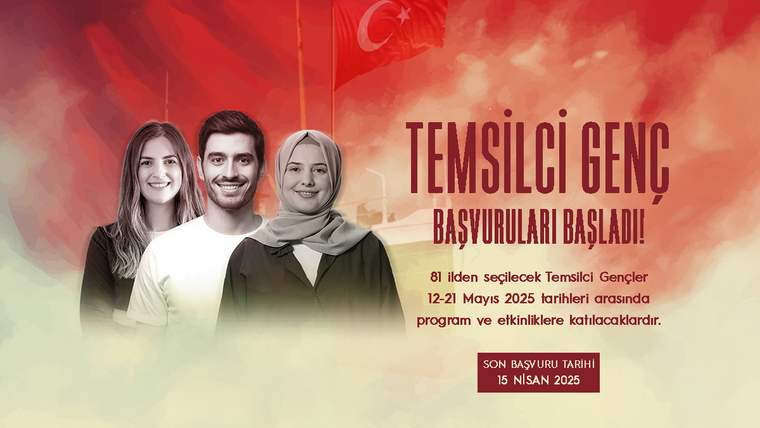 Türk bayrağının arka planda yer aldığı bir afişte, üç genç insan gülümsüyor.