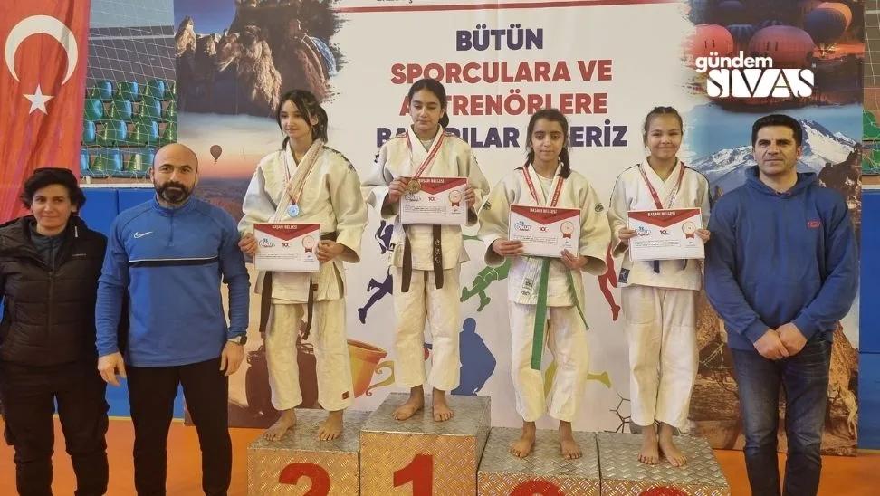 Sivaslı Gençler Nevşehir'de Parladı