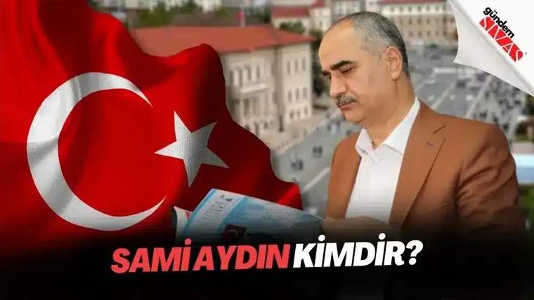 Türk bayrağının önünde bir kişi, elinde bir kitap tutarak düşünceli bir şekilde duruyor.