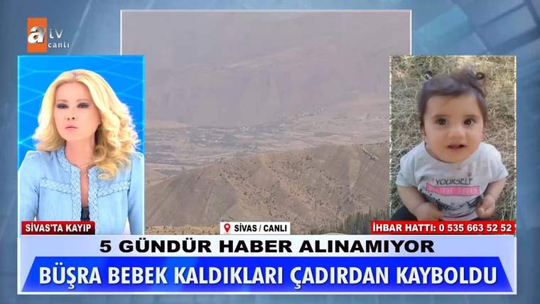 Televizyon ekranında sarışın bir kadın, küçük bir çocuk ve dağlık arazi görüntüleri; altta kayıp duyurusu yer alıyor.