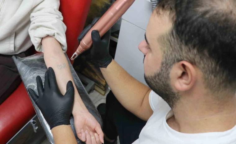 "Dövme sildirme işlemleri arttı": Mesci nedenini anlattı