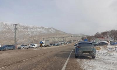 Gürün’de Yoğun Kar Alarmı: Kayseri-Malatya Kara Yolu Trafiğe Kapatıldı, Araç Kuyrukları Oluştu
