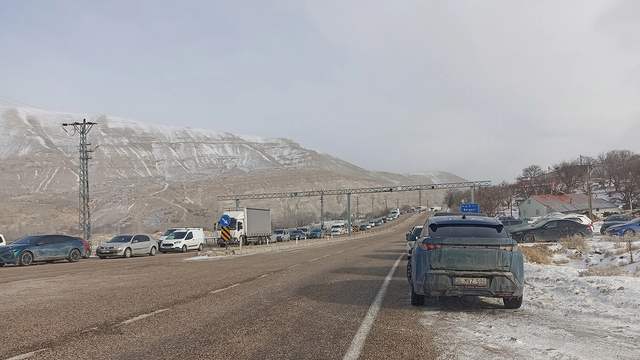 Gürün’de Yoğun Kar Alarmı: Kayseri-Malatya Kara Yolu Trafiğe Kapatıldı, Araç Kuyrukları Oluştu