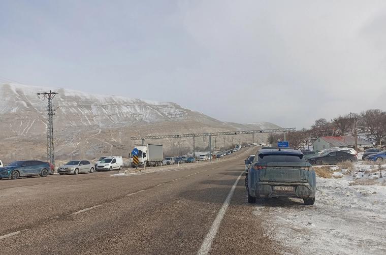 Gürün’de Yoğun Kar Alarmı: Kayseri-Malatya Kara Yolu Trafiğe Kapatıldı, Araç Kuyrukları Oluştu