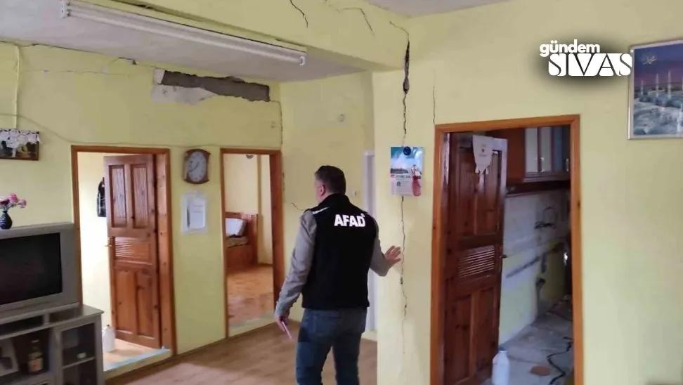 Sivaslı Vatandaşlar Evlerine Giremiyorlar!