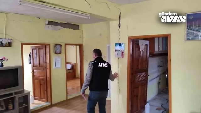 Sivaslı Vatandaşlar Evlerine Giremiyorlar!