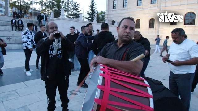 Sivas'ta Tarihi Meydanda Halay Coşkusu!
