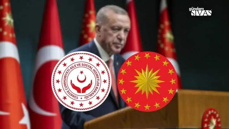 Bir kişi, arka planda Türk bayrakları ile birlikte konuşma yapıyor; ön planda Türkiye Cumhuriyeti arması ve Aile ve Sosyal Hizmetler Bakanlığı logosu yer alıyor