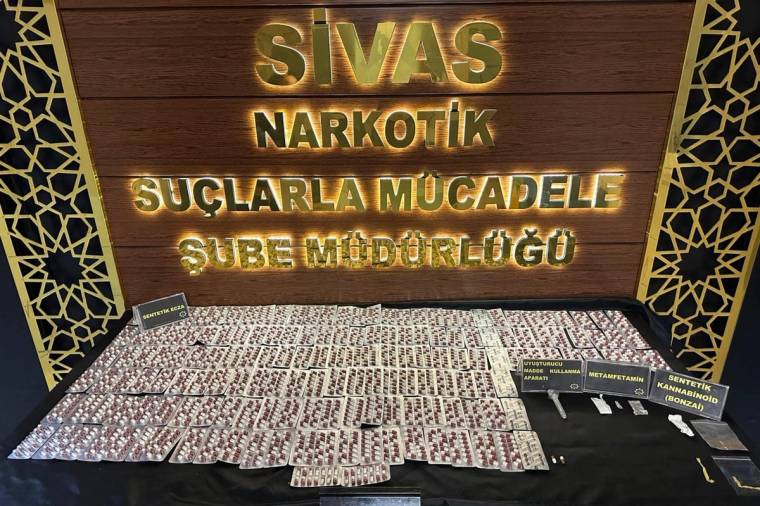 Sivas Narkotik Suçlarla Mücadele Şube Müdürlüğü'nde ele geçirilen uyuşturucu maddeler sergileniyor.