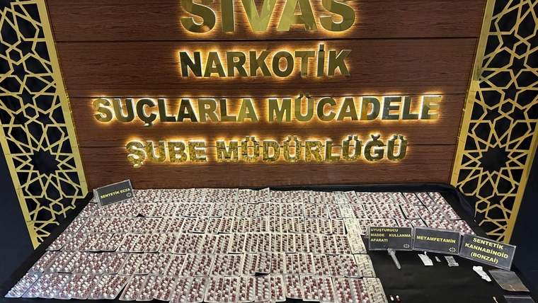 Sivas Narkotik Suçlarla Mücadele Şube Müdürlüğü'nde ele geçirilen uyuşturucu maddeler sergileniyor.