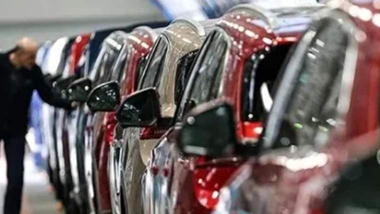 Sıralı şekilde park edilmiş çeşitli otomobillerin yan görünümü.