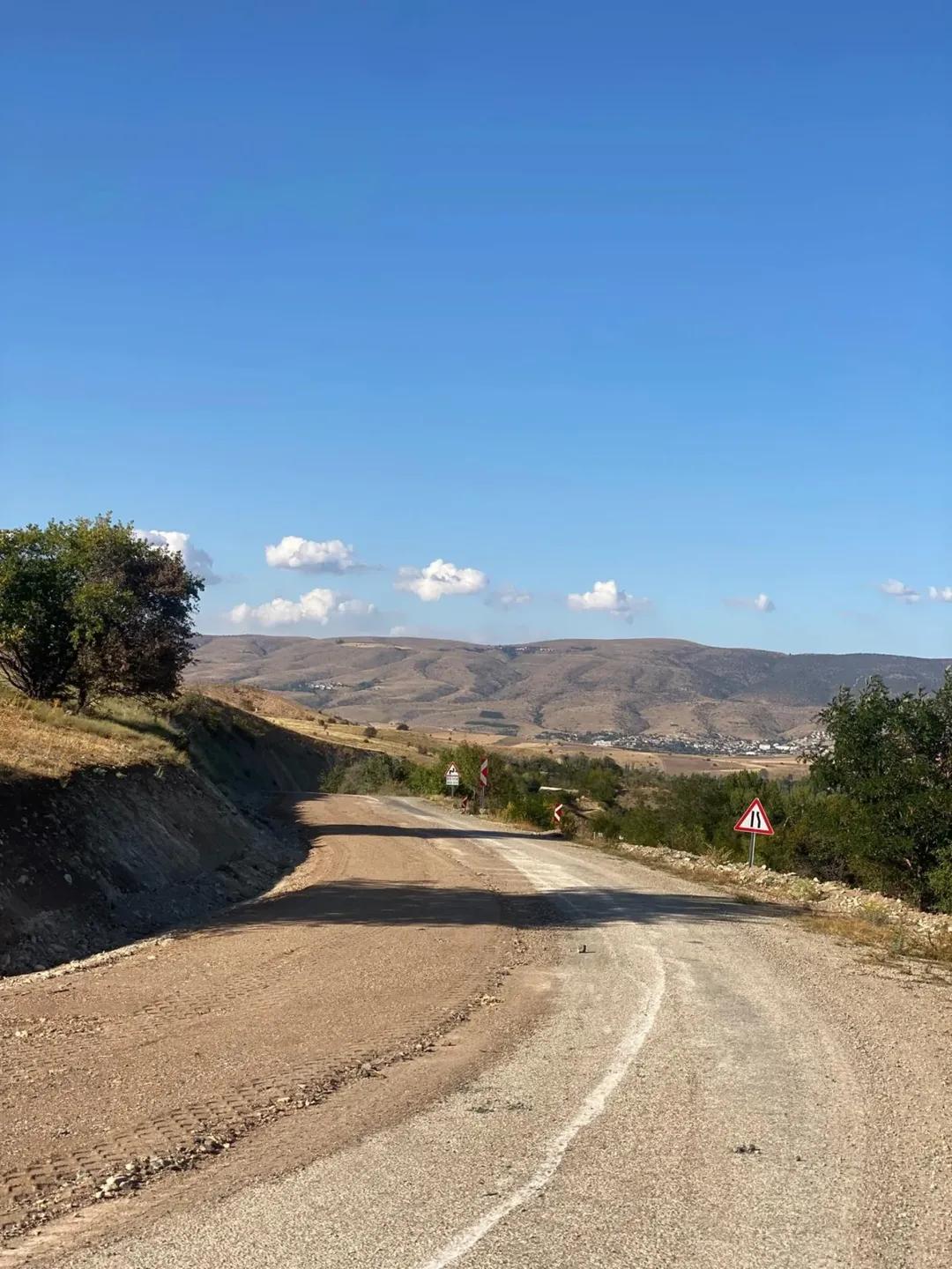 Sivas Gölova'da 2025 Yatırım Programı Kapsamında Yol Yapım Çalışmaları Sürüyor