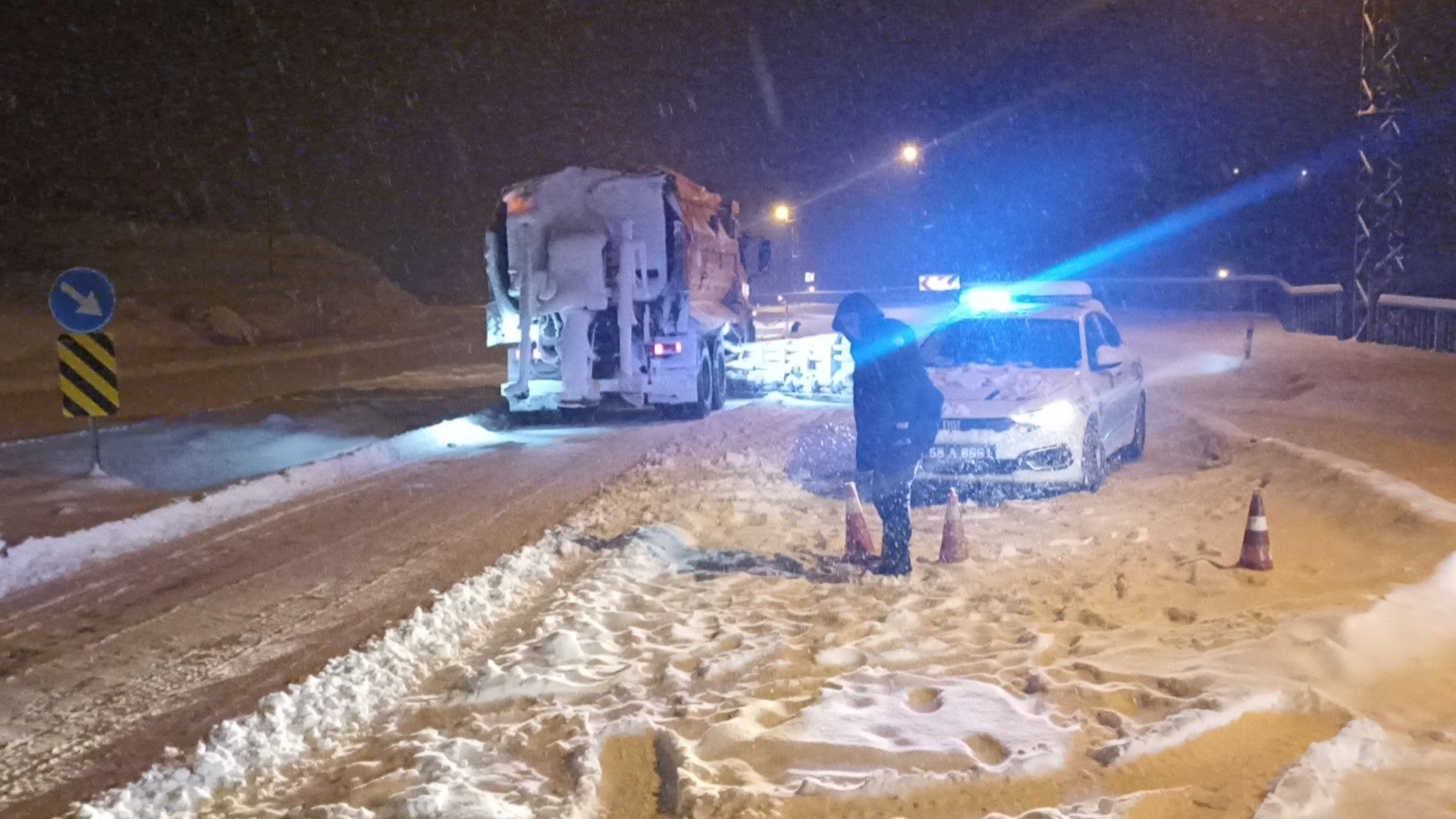 Sivas’ta Kar ve Tipi Hayatı Durdurdu: Gürün’de Mahsur Kalan 700 Kişi Yurtlara Yerleştirildi