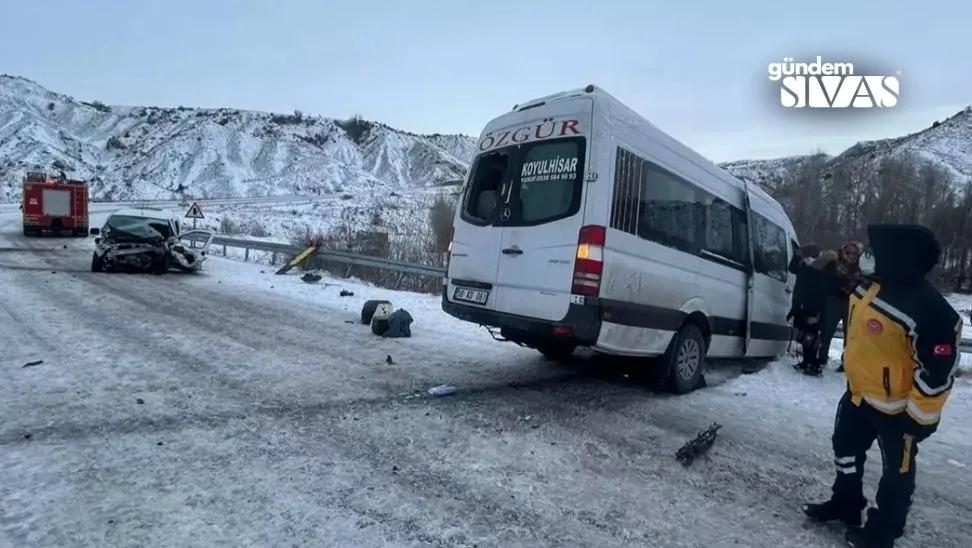Zara'da Minibüs ve Otomobil Çarpıştı: 15 Yaralı!