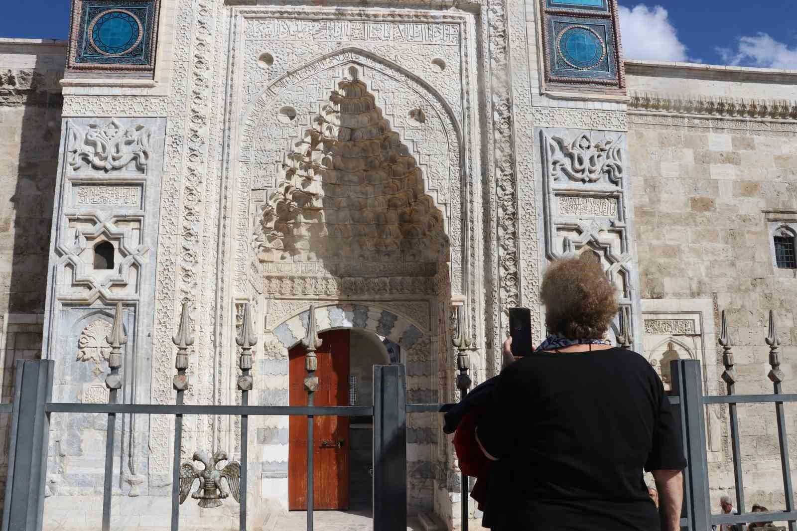 Sivas’a gelen kafileler aynı gün hangi tarihi durakları geziyor