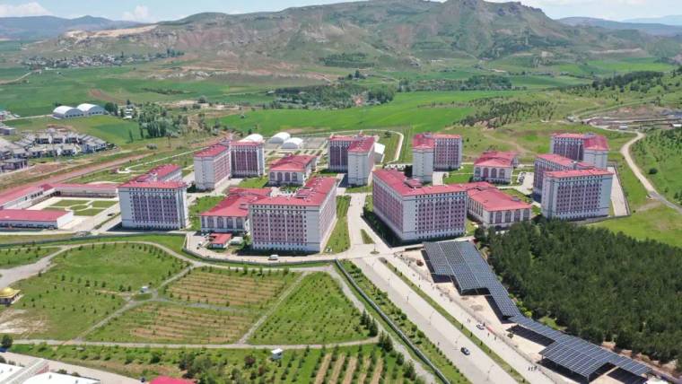 Geniş bir alanda yer alan çok sayıda öğrenci yurt binası, yeşil alanlar ve güneş panelleriyle çevrili.