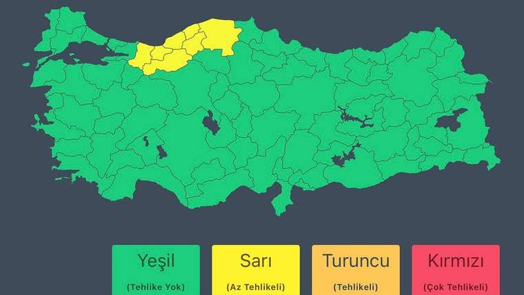 Türkiye haritasında çoğunluk yeşil, kuzeybatıda sarı alanlar ve altta renkli tehlike düzeyi açıklaması görülüyor.
