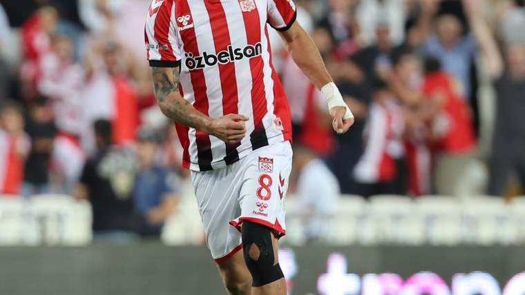 Sivasspor forması giymiş bir futbolcu, gol attıktan sonra sevinçle koşuyor.