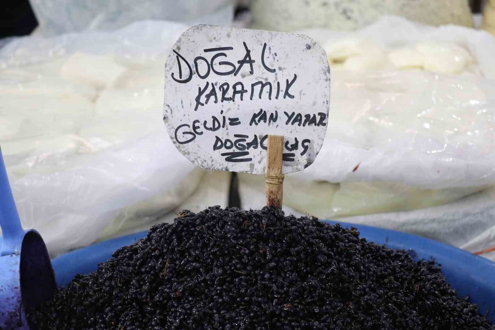 Birçok derde deva karamuk meyvesi tezgahlardaki yerini aldı