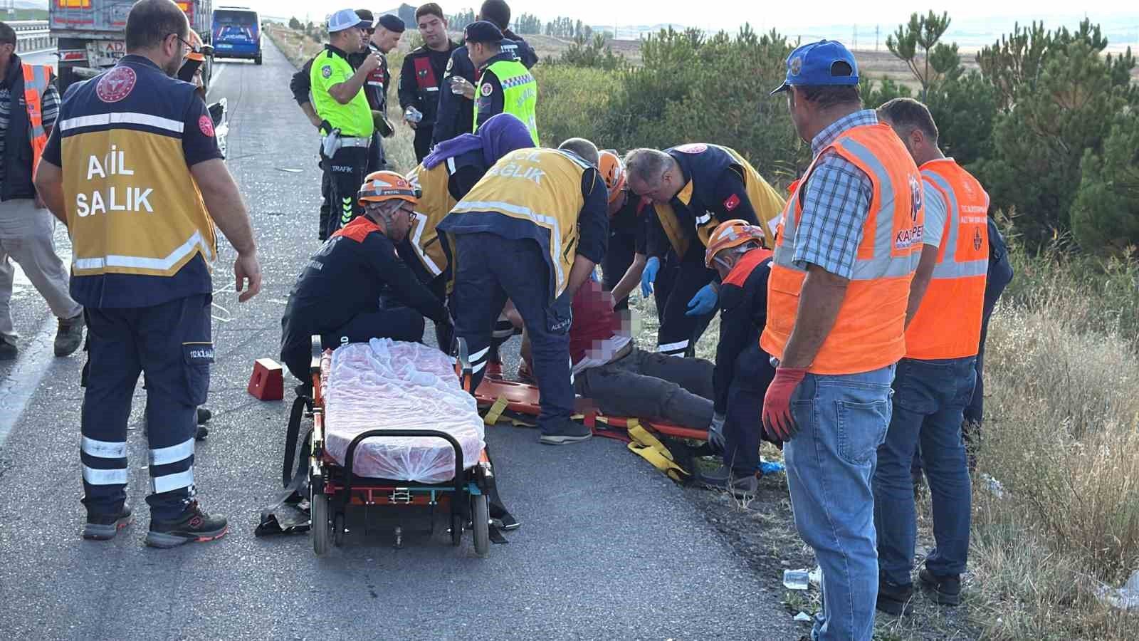 Sivas-Kayseri yolunda tıra çarpan otomobilde 6 kişi yaralandı