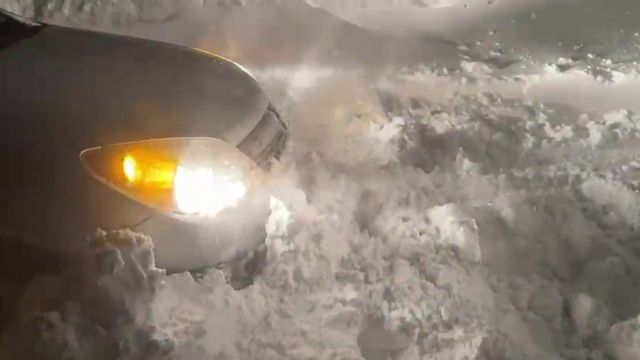 Sivas’ta Kar ve Tipi Alarmı: Şarkışla–Altınyayla Yolu Kapandı, Sürücüler Geceyi Yolda Geçirdi