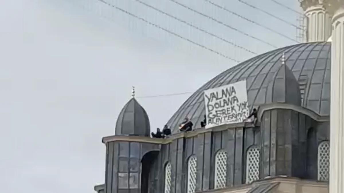 Sivas’ta Merkez Camii İnşaatında İşçilerden Dikkat Çeken Eylem: Alın Terimizi İstiyoruz