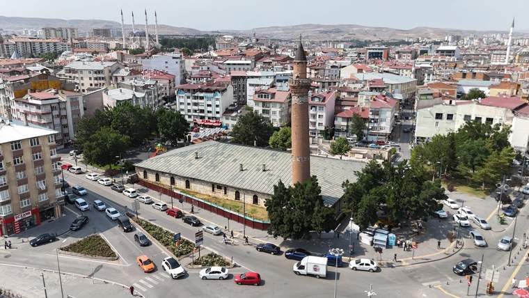Sivas Ulu Camii, çevresindeki binalar ve araçlarla birlikte havadan görünümde.
