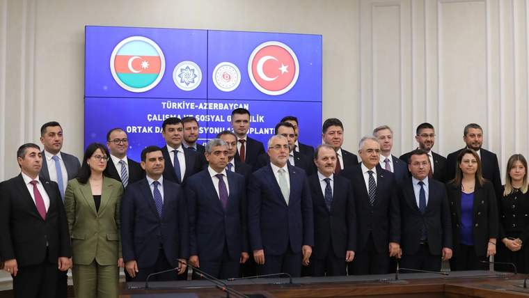 Türkiye ve Azerbaycan yetkilileri, imza töreninde bir araya gelerek poz veriyor.