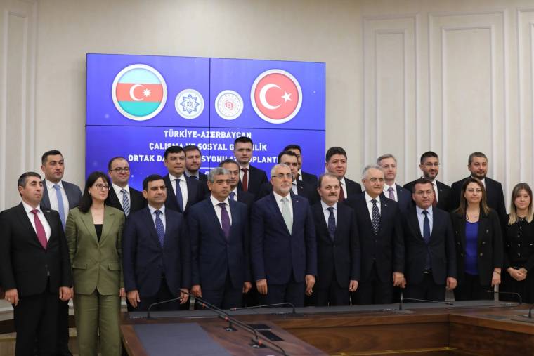 Türkiye ve Azerbaycan yetkilileri, imza töreninde bir araya gelerek poz veriyor.
