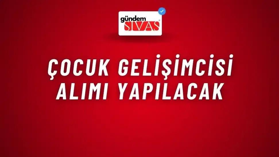 Kırmızı zemin üzerinde üstte gündem Sivas logosu, ortada beyaz harflerle çocuk gelişimcisi alımı yapılacak yazısı