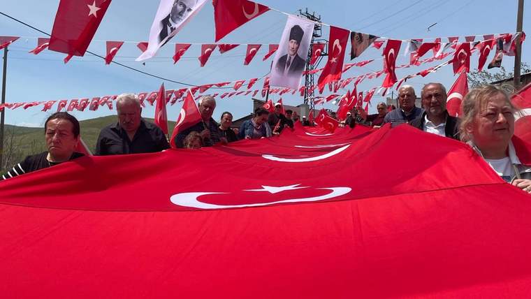 Sivas Bahçeliyurt Köyünde 24 Metrelik Türk Bayrağıyla Coşkulu 19 Mayıs Yürüyüşü