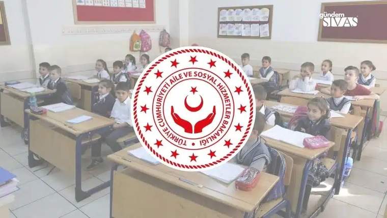 Sınıfta sıralarında oturan ilkokul öğrencileri ve ön planda Aile ve Sosyal Hizmetler Bakanlığı amblemi görülüyor.
