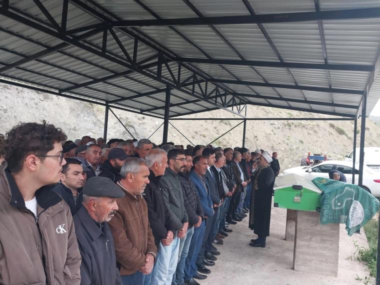 Erence Köyü'nde Üzücü Olay: Traktör Altında Kalan Çift Son Yolculuğuna Uğurlandı