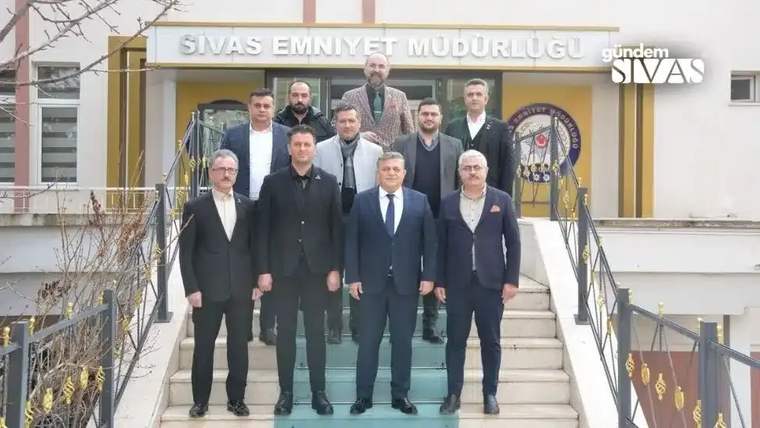 Sivas Emniyet Müdürlüğü tabelasının önünde, bina merdivenlerinde poz veren bir grup erkek.