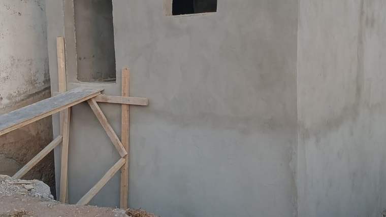 Yenilenen içme suyu deposunun dış cephesi, inşaat iskeleleriyle çevrili.