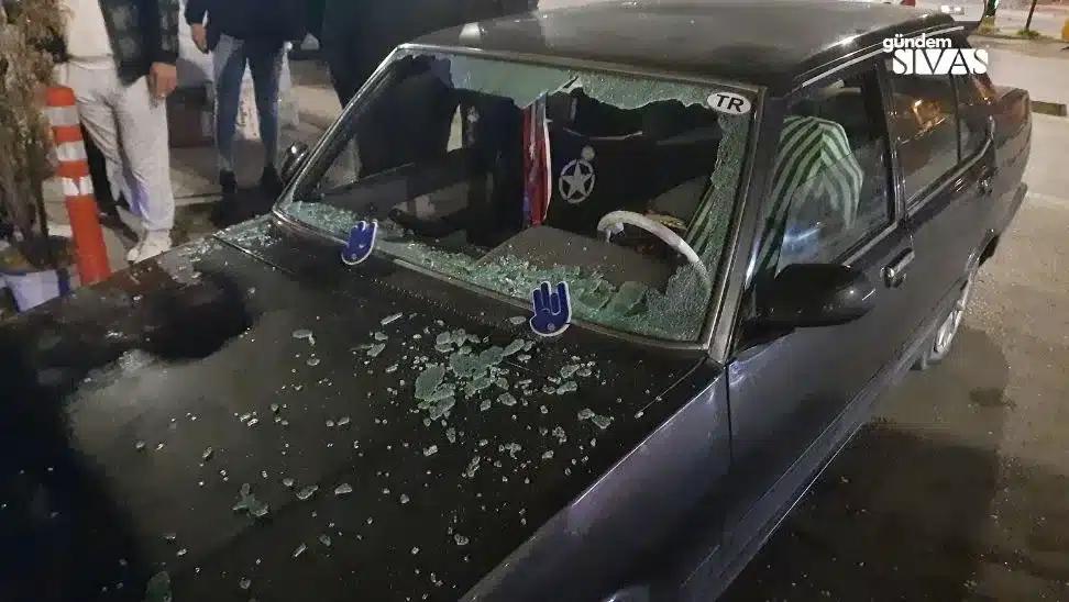 Husumetlisi Olduğu Şahsın Arabasına Taş Yağdırdı