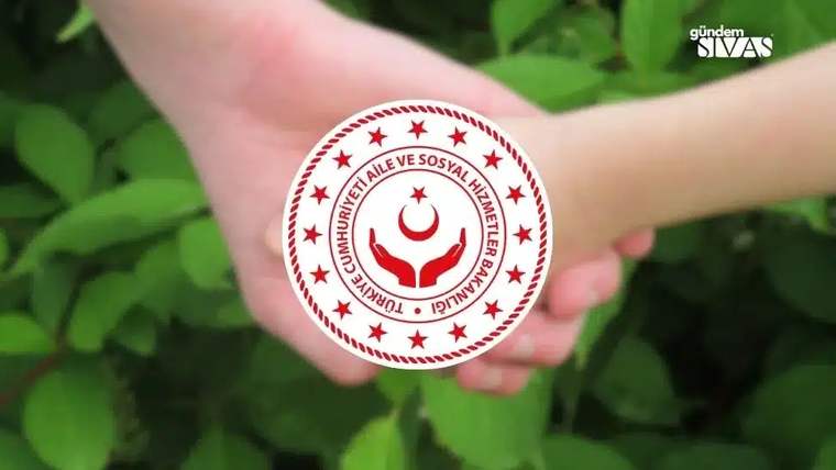 Yeşil yapraklar önünde iki elin arasında, Aile ve Sosyal Hizmetler Bakanlığı amblemi görülüyor.