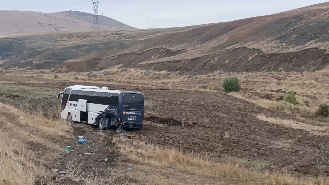 Sivas-Malatya kara yolunda otobüs tarlaya girdi: 9 yaralı