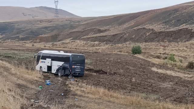 Sivas-Malatya kara yolunda otobüs tarlaya girdi: 9 yaralı
