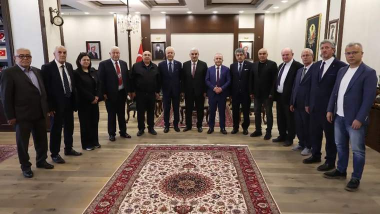 Türk Dünyası Gazeteciler Federasyonu heyeti, bir toplantı odasında bir araya gelmiş.