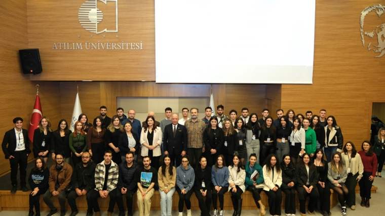 Atılım Üniversitesi'nde bir etkinlikte gençlerin katılımıyla grup fotoğrafı çekiliyor.
