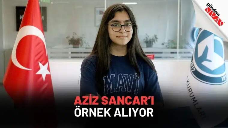 Gözlüklü genç bir kız, Türk bayrağı ve üzerinde kurum amblemi bulunan bayrakların arasında duruyor.