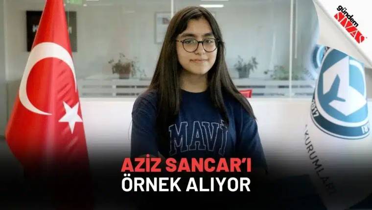 Gözlüklü genç bir kız, Türk bayrağı ve üzerinde kurum amblemi bulunan bayrakların arasında duruyor.