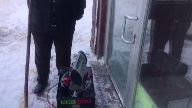 Sivas Ulaş’ta -25 Derece Alarmı: Donan Kilidi Açmak İçin Esnaf Isıtıcı ve Sıcak Suya Başvurdu