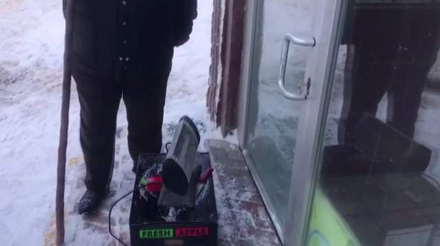 Sivas Ulaş’ta -25 Derece Alarmı: Donan Kilidi Açmak İçin Esnaf Isıtıcı ve Sıcak Suya Başvurdu