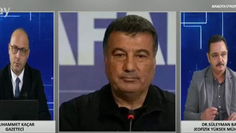 Bir televizyon programında, iki kişi ve bir sunucu, heyelan faciası hakkında tartışıyor.