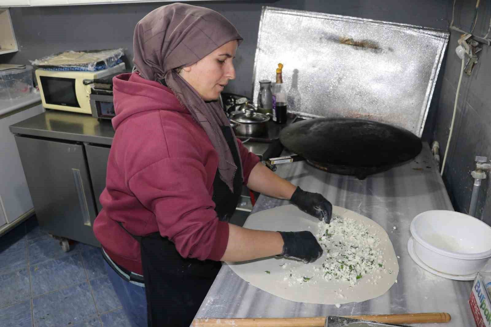 4 çocuğunu tek başına büyüten anne gözleme dükkânı açtı