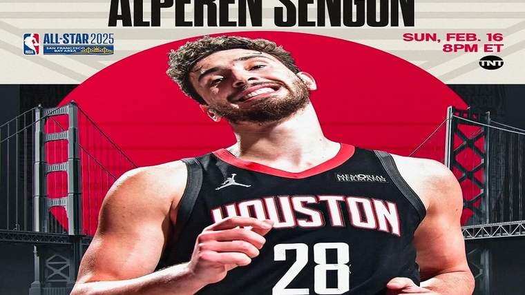 Houston Rockets forması giymiş bir basketbolcu, gülümseyerek poz veriyor.