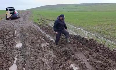 Mezraya Gitmek İsteyen Vatandaş Yolda Mahsur Kaldı