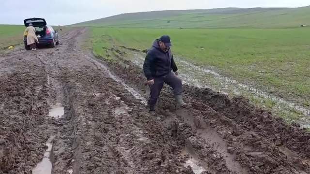 Mezraya Gitmek İsteyen Vatandaş Yolda Mahsur Kaldı